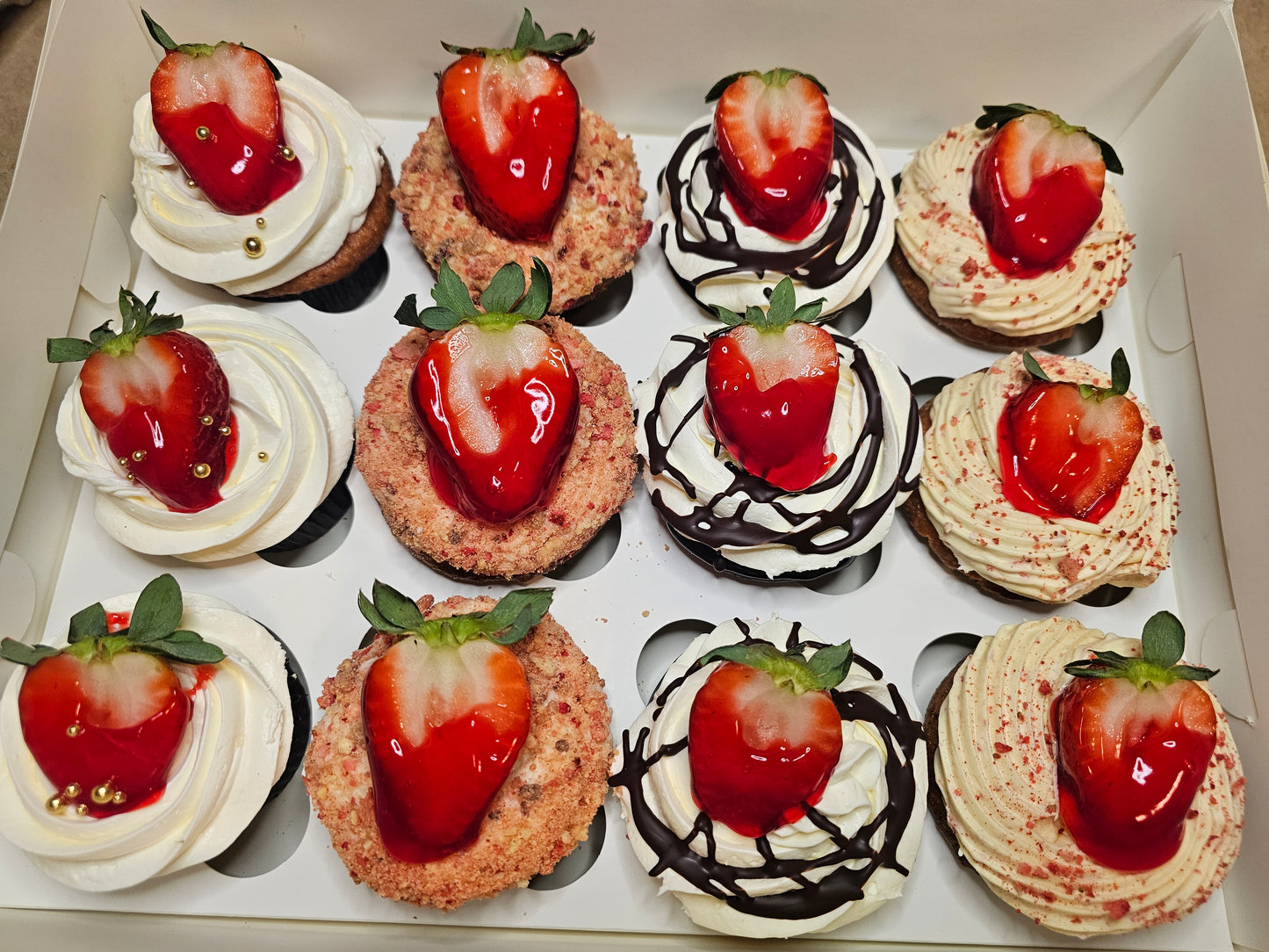 ASSORTED STRAWBERRY BOX